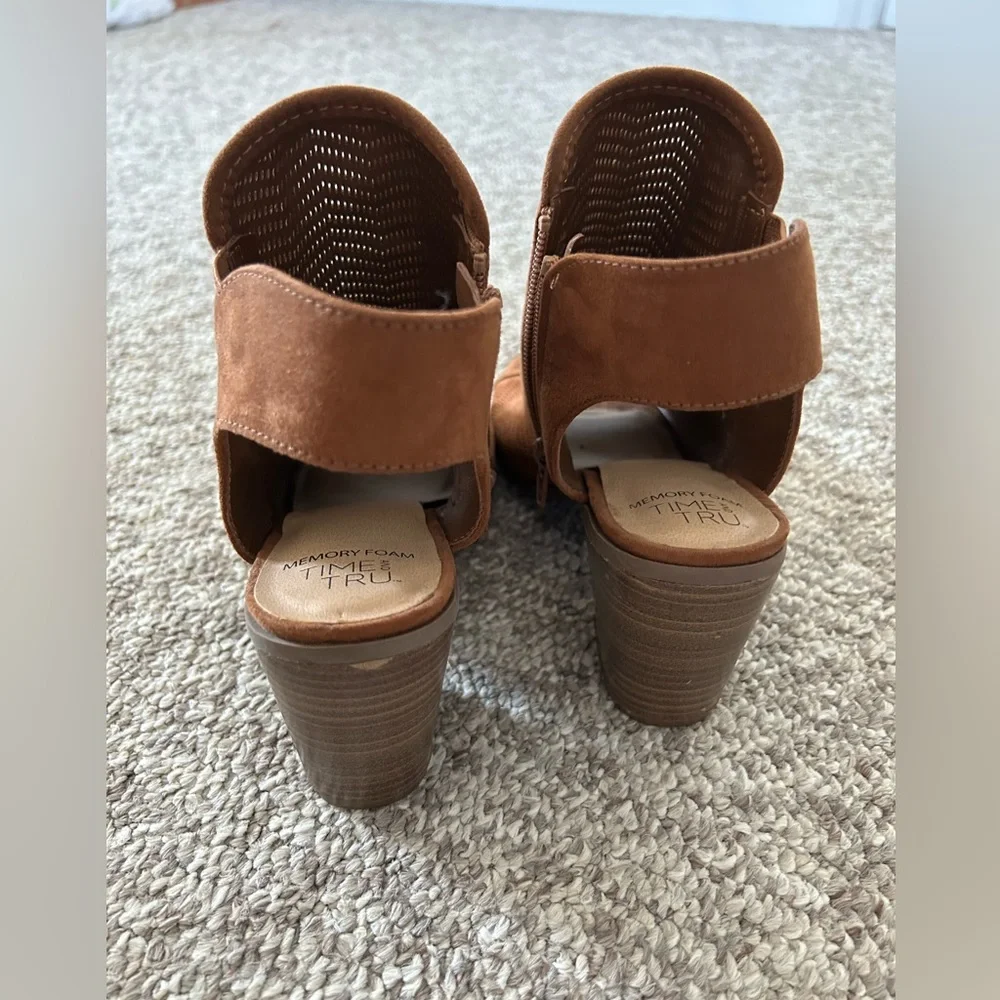 Heels - Picture 3 of 4